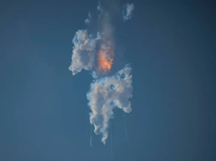 ستارشيب تنفجر بعد 4 دقائق من إقلاعها في أول رحلة تجريبية فضائية