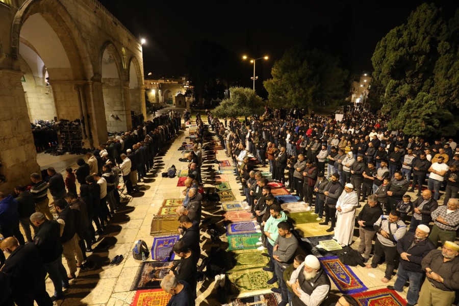 نحو 140 ألف فلسطيني يؤدون صلاة التراويح في المسجد الأقصى في القدس