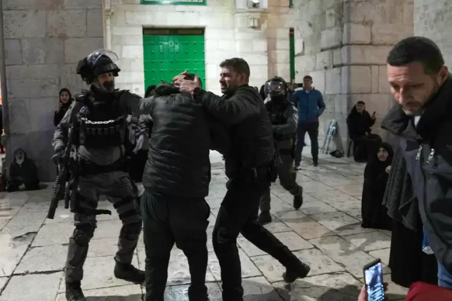 متطرفون يهود يقتحمون المسجد الأقصى بعد أن أخلت الشرطة بالقوة المصلين الفلسطينيين منه