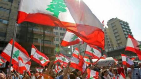 متظاهرون لبنانيون يحتجون على انخفاض الليرة لمستويات غير مسبوقة