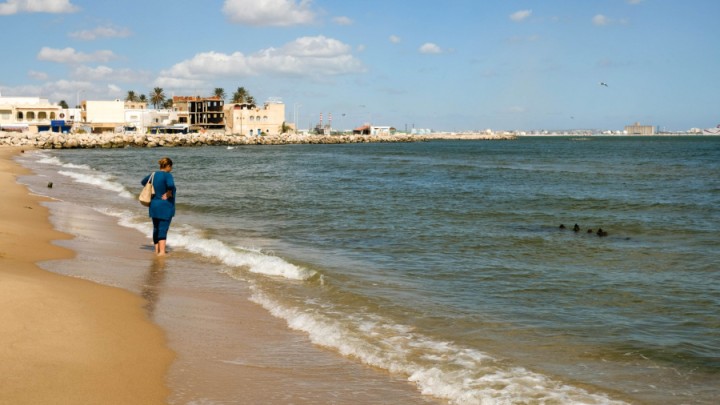 تواصل أشغال التنظيف الآلي واليدوي لشواطئ الشريط الساحلي للضاحية الجنوبية في بن عروس