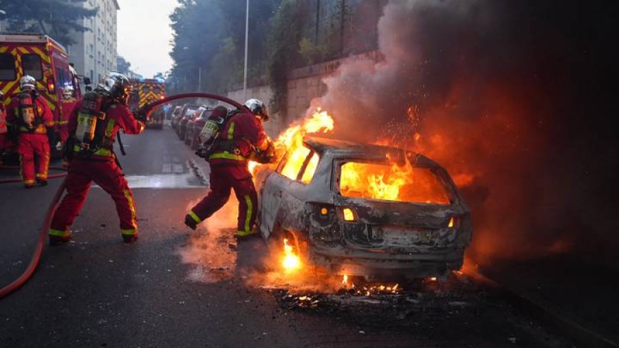 مقتل الشاب في فرنسا: الشرطة توقف 150 شخصا بسبب "أعمال الشغب" وماكرون يعتبر المواجهات "غير مبررة"