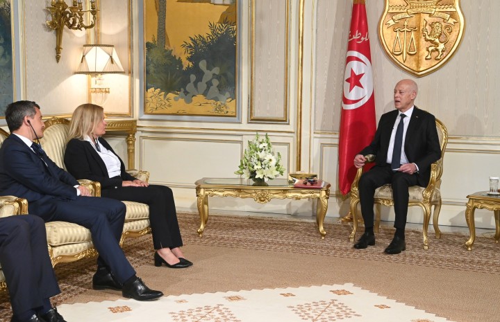 تونس وفرنسا تتعاونان لوقف تدفق المهاجرين: التزام حقيقي أم تناقض سياسي؟
