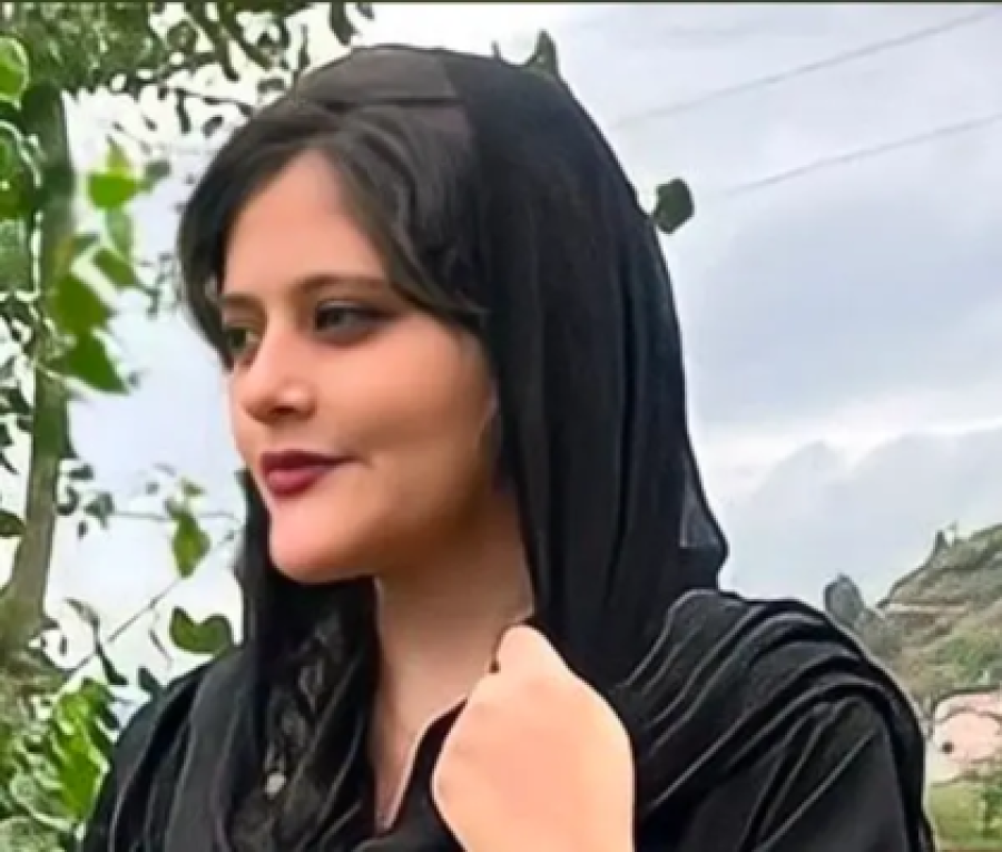 إيران تحاكم صحفية إيرانية لتغطيتها جنازة مهسا أميني