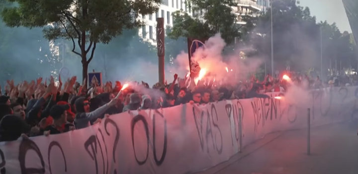جماهير باريس سان جرمان تتظاهر مطالبة باستقالة الإدارة